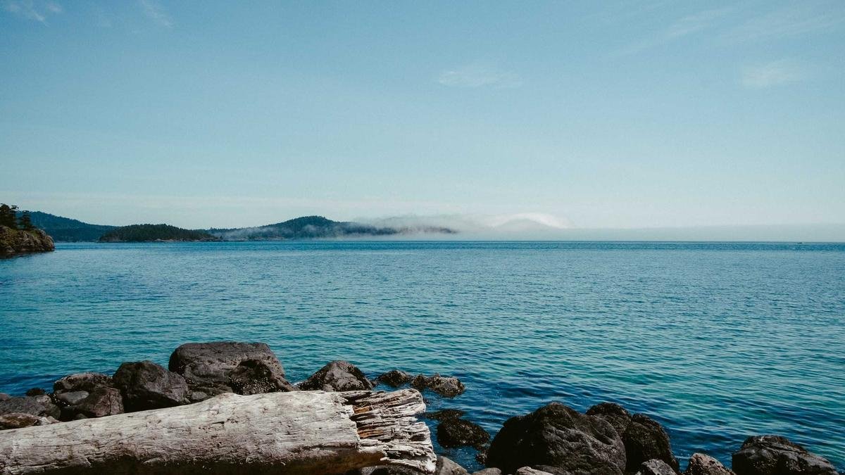 Paisagem da Galícia ibérica com castelos medievais representando a origem do sobrenome Araújo