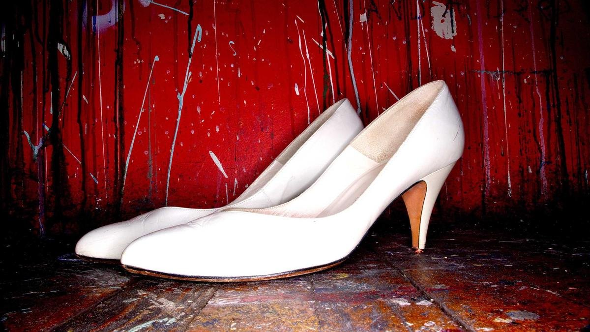 Igreja de São Martinho em Portugal com torres medievais ao entardecer representando a origem do sobrenome Martins