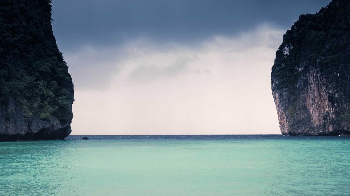 Rio e ribeiras em paisagem rural portuguesa representando a origem do sobrenome Ribeiro